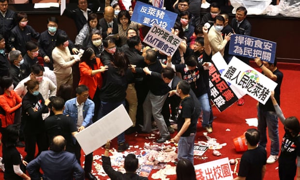 Abgeordnete des taiwanischen Parlaments prügeln sich und bewerfen sich mit Schweineinnereien.