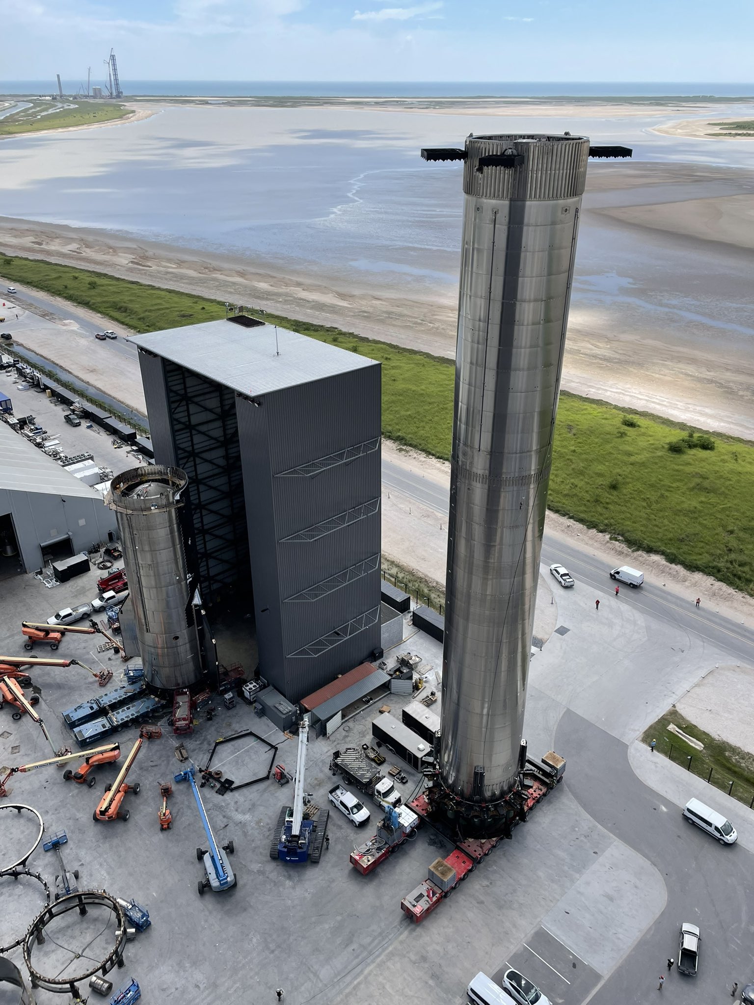 Stufe 1 des Falcon Super Heavy steht vor der Startrampe