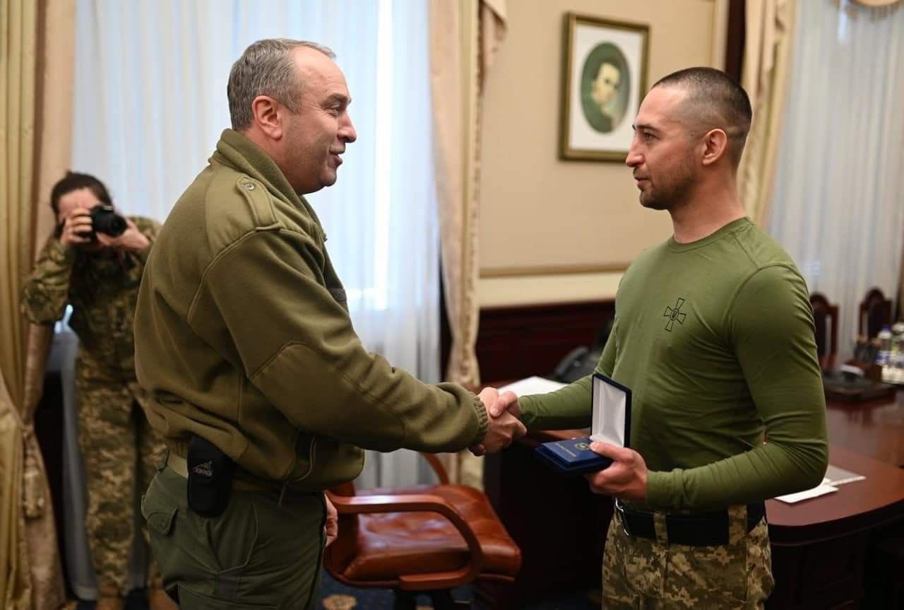 Roman Hrybov wird eine Medaille verliehen