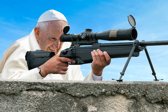 Papst Benedikt mit einem Scharfschützengewehr