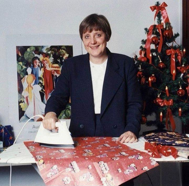 Angela Merkel bÃ¼gelt Geschenkpapier
