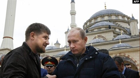Kadyrov und Putin vor der Moschee “Herz von Grozny”