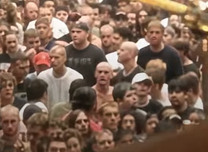 Zuschauer eines Linkin-Park-Konzerts sehen durch KI-Upscaling aus wie eine Zombie-Horde