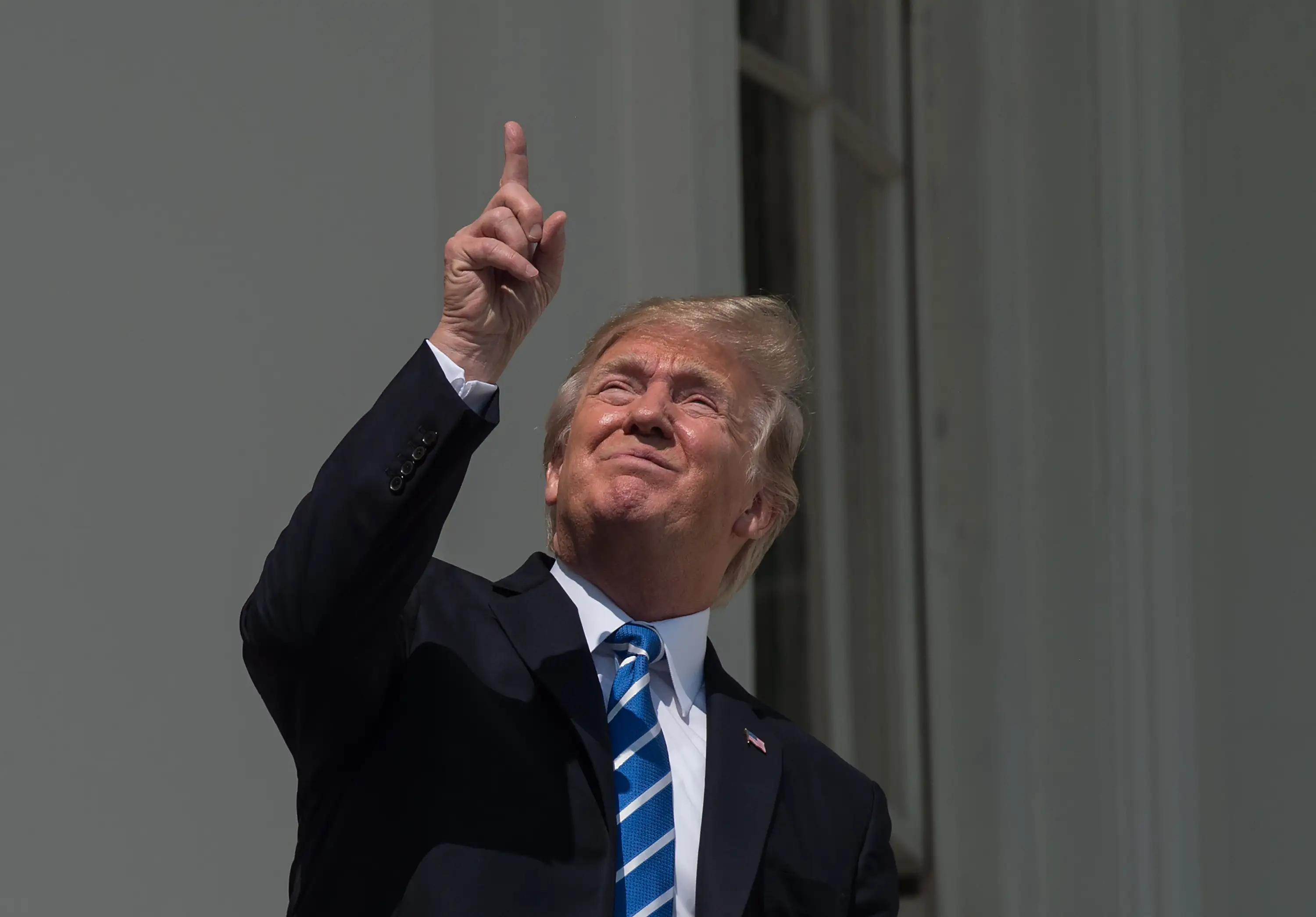Trump staring at eclipse without glasses