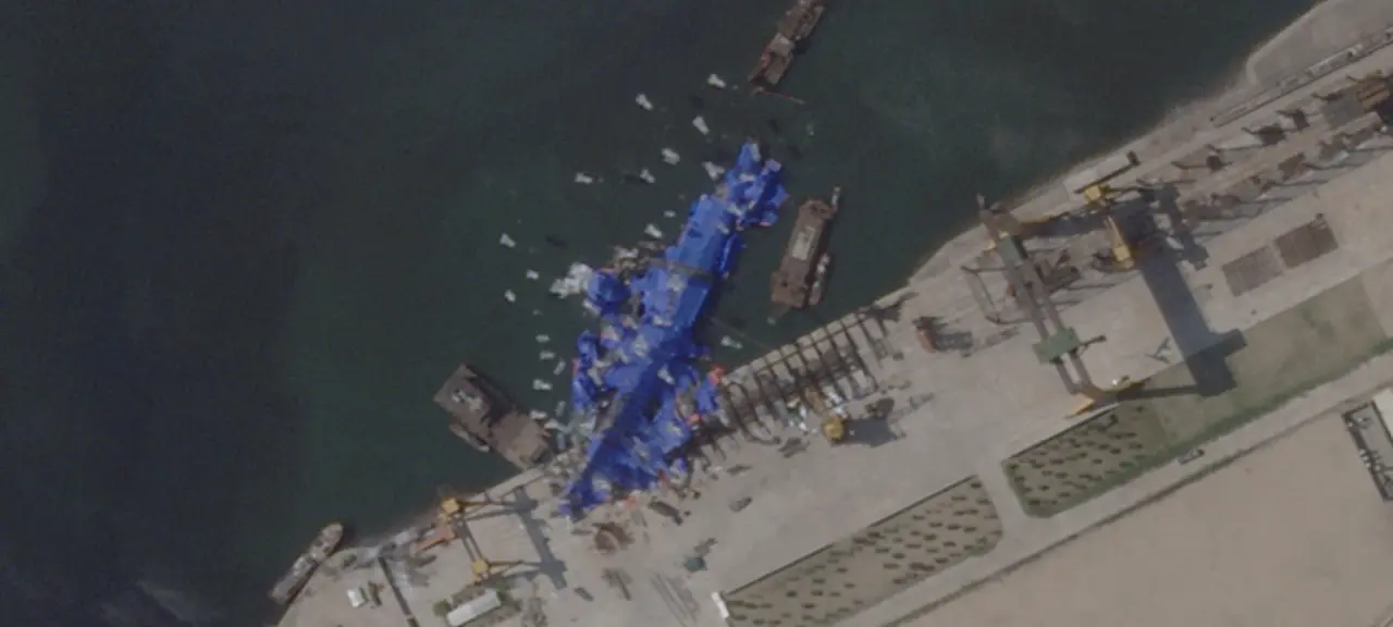 Satellitenbild von Nordkoreas Zerstörer, auf Seite im Hafen liegend