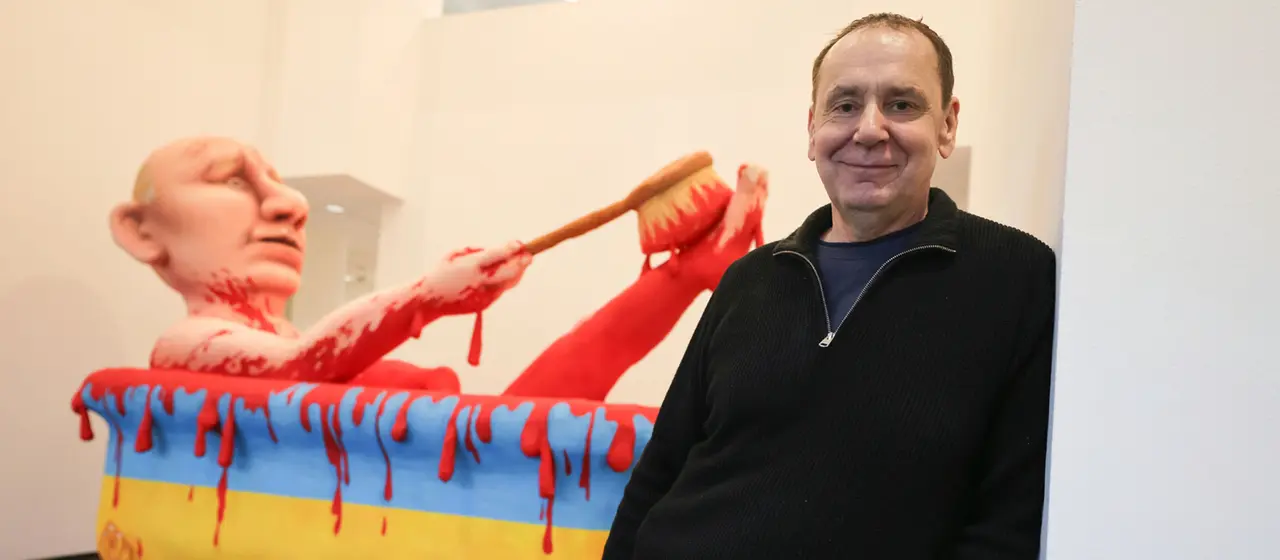 Jaques Tilly in front of Putin taking a blood bath in a Ukrainian tub