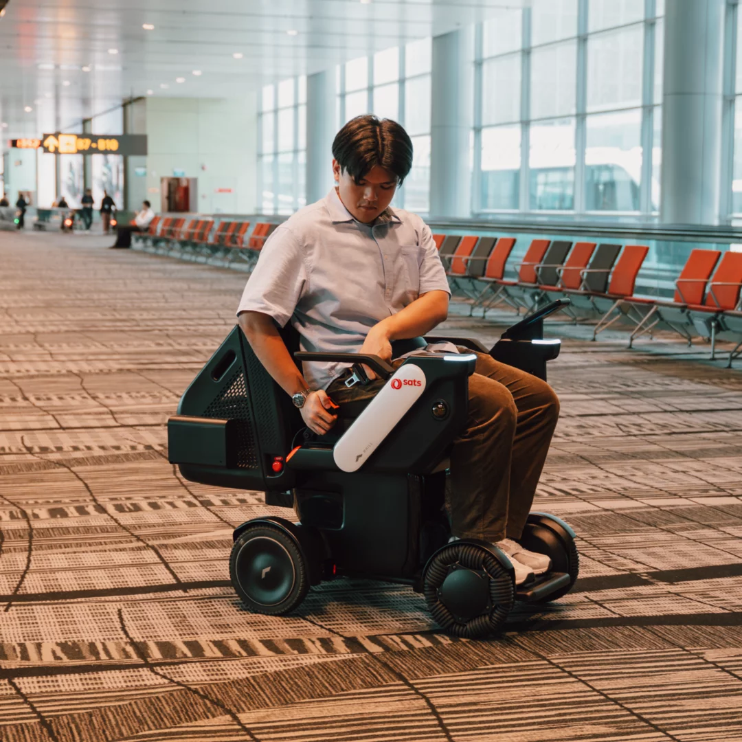 Autonomer Rollstuhl im Flughafen Singapur-Changi